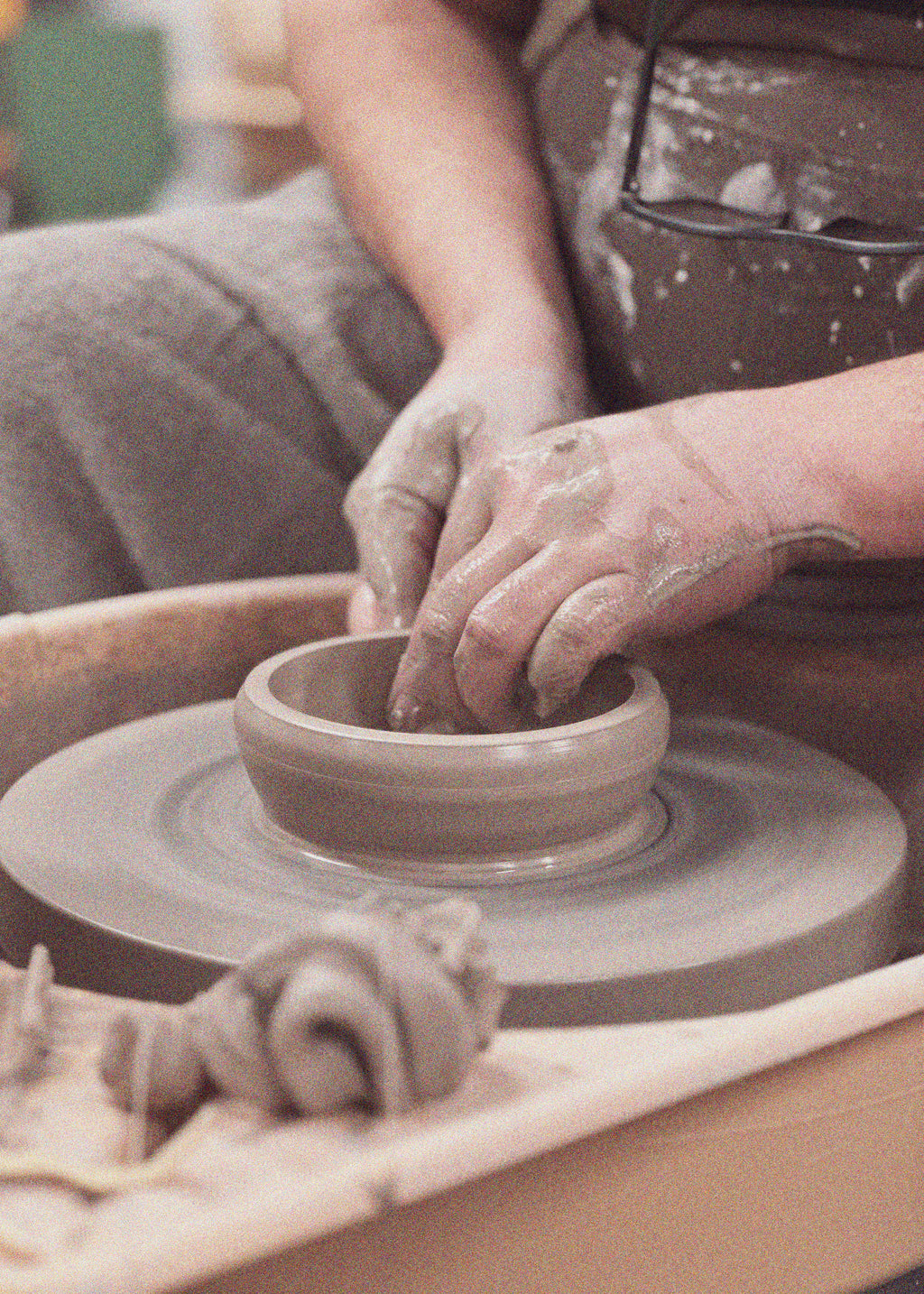 Beginner wheel throwing pottery workshop in Setúbal