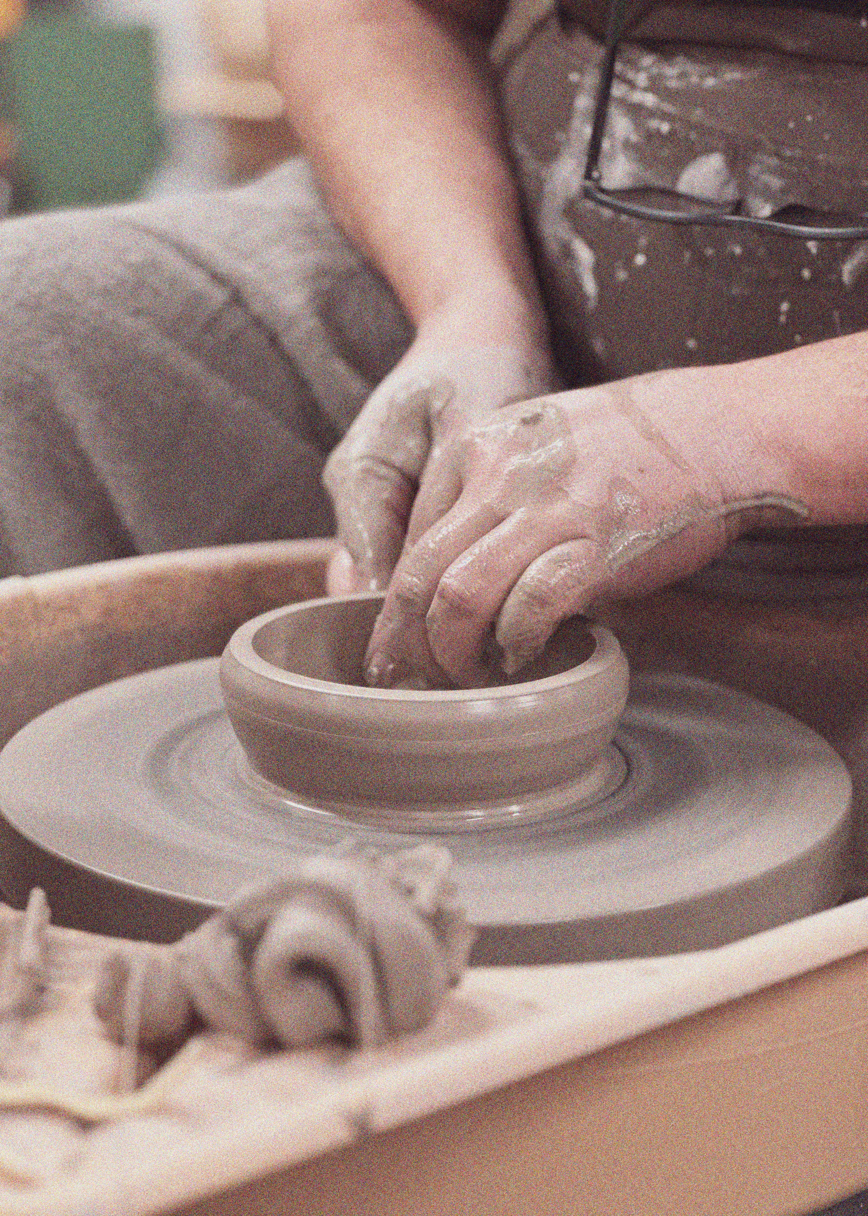 Beginner wheel throwing pottery workshop in Setúbal
